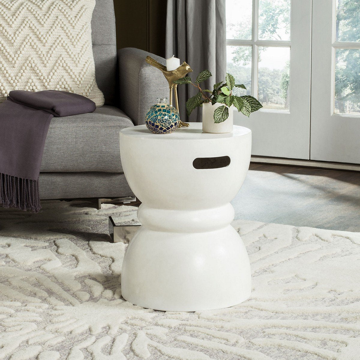 Haruki Indoor / Outdoor Modern Concrete Round 17.7-inch H Accent Table