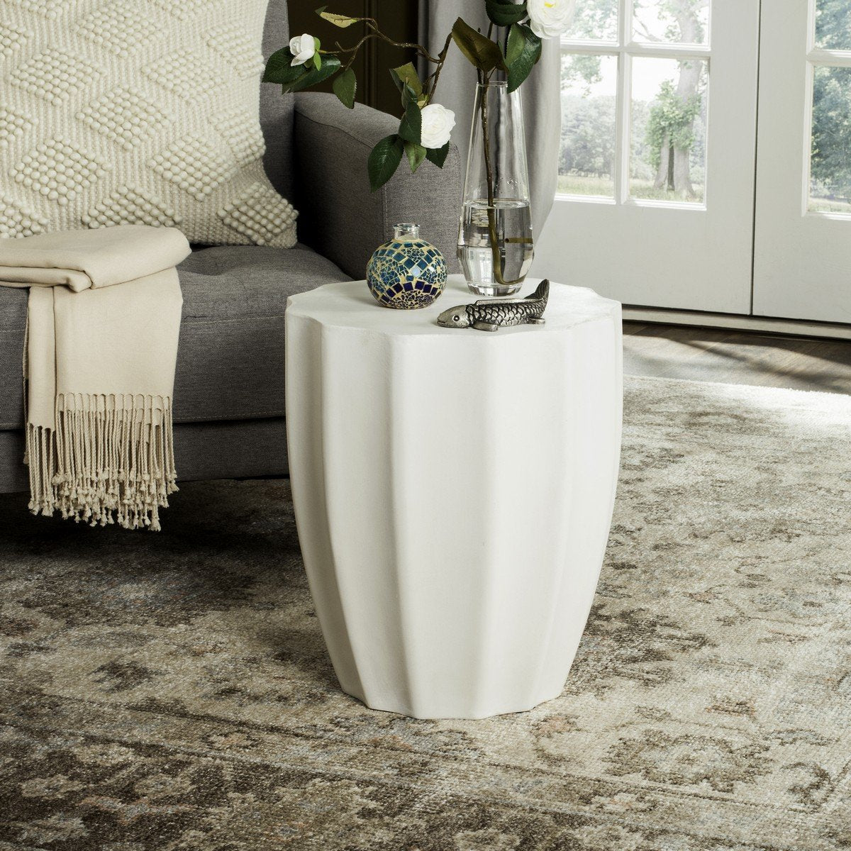 Jaslyn Indoor / Outdoor Modern Concrete Round 17.7-inch H Accent Table